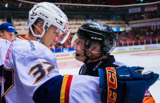 Djurgårdens Jesper Pettersson i diskussion med domare