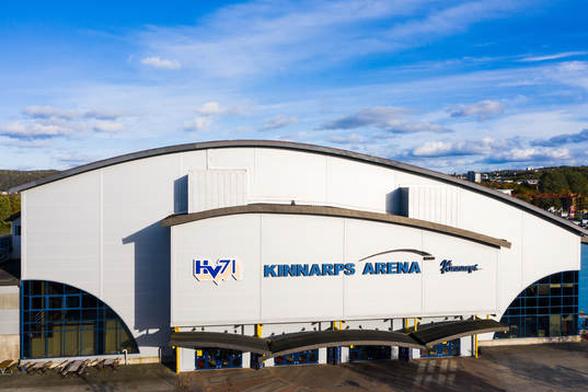 Drönarvy över entrén till Kinnarps Arena