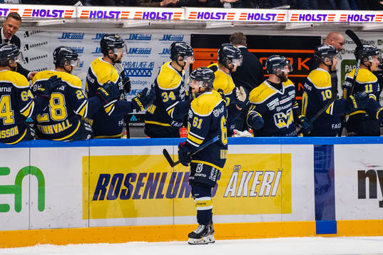 s Juuso Ikonen jublar