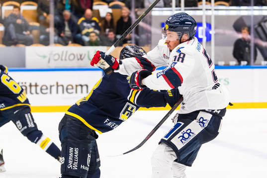 s Johannes Kinnvall tacklar Linköpings Robin Johansson