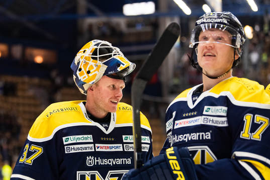 s målvakt Jonas Gunnarsson och Emil Johansson jublar