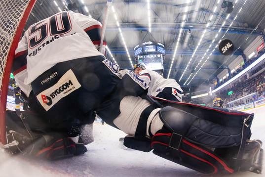 Linköpings målvakt Jonas Gustavsson och Andrew Gordon