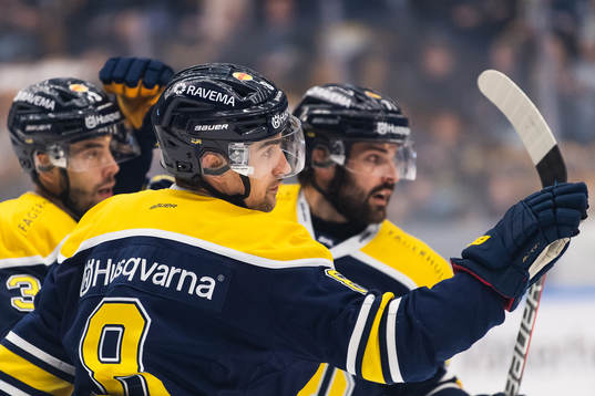 s Nils Andersson jublar med Markus Lauridsen och Linus