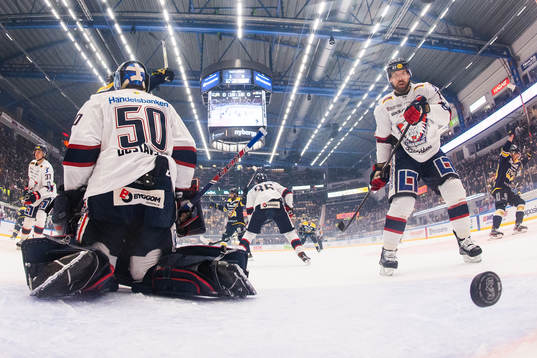 Linköpings målvakt Jonas Gustavsson och Jonas Holös när