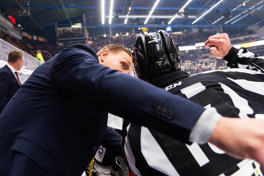 Linköpings tränare Bert Robertsson diskuterar med domare