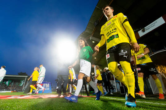 Mjällbys Jesper Gustavsson går in på planen