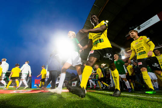 Mjällbys Bubacarr Jobe går in på planen