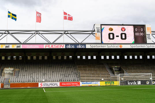 Sveriges och Danmarks flagga vajar på Borås arena