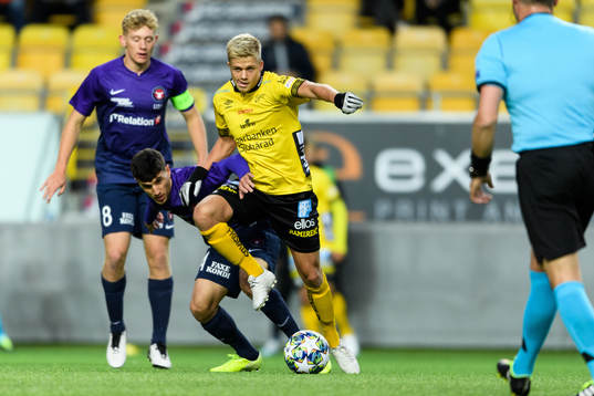 Elfsborgs Kevin Holmén och Midtjyllands Antonis Martis och