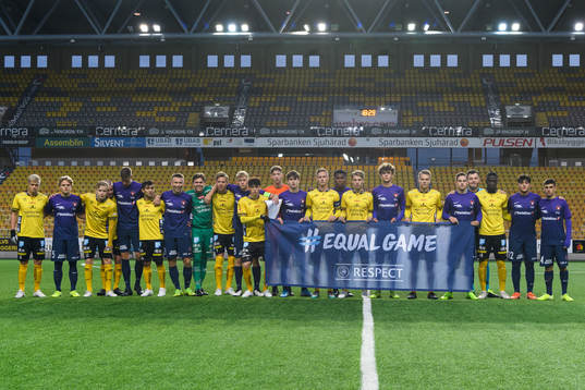 Spelare ur båda lagen och domare samlas bakom UEFA