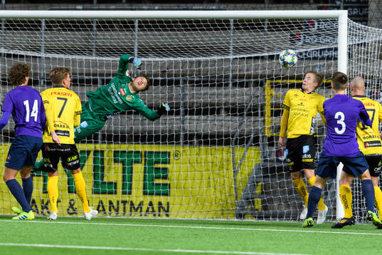 Elfsborgs målvakt Sebastian Jonsson ser bollen gå i mål