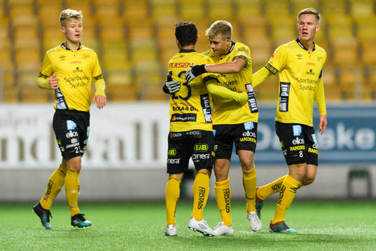 Elfsborgs Eduart Iljazi klappas om av lagkamraterna