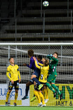 Elfsborgs målvakt Sebastian Jonsson boxar undan bollen