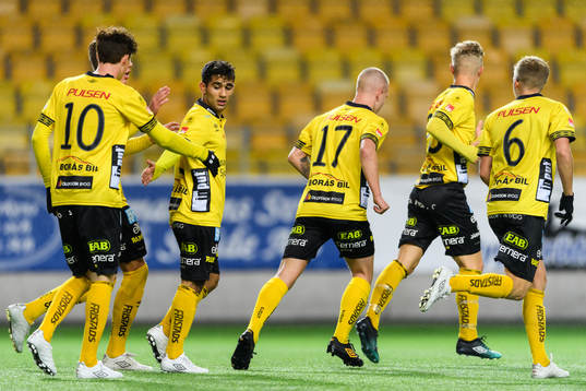 Elfsborgs Eduart Iljazi klappas om av lagkamrater