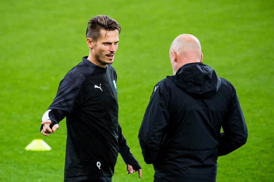 Markus Rosenberg speaks to Uwe Rösler, head coach of