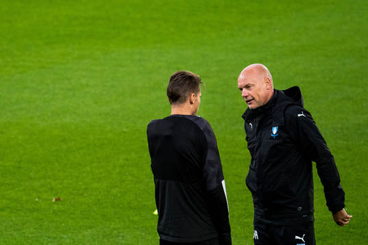 Uwe Rösler, head coach speaks with Markus Rosenberg of