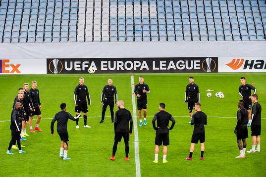 Players warm up
