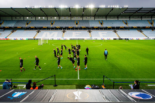 Players warm up