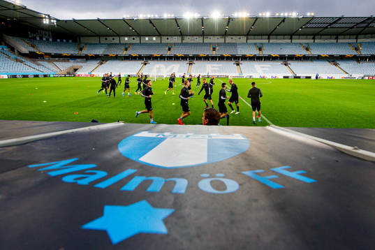 Players warm up