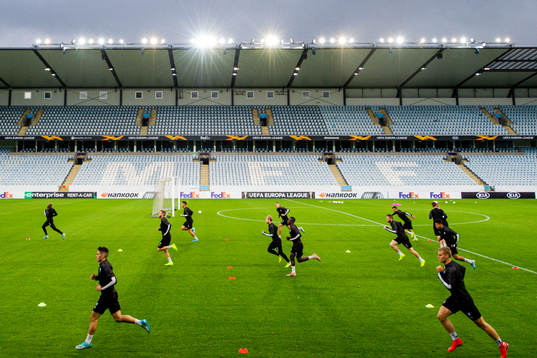 Players warm up