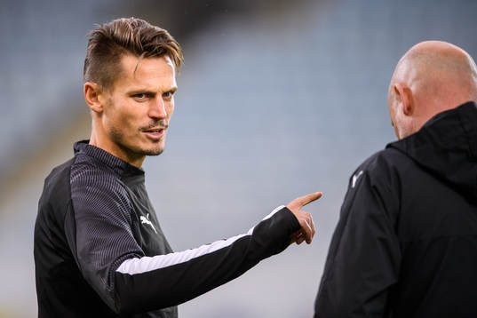 Markus Rosenberg speaks with Uwe Rösler, head coach of