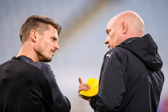 Markus Rosenberg speaks with Uwe Rösler, head coach of
