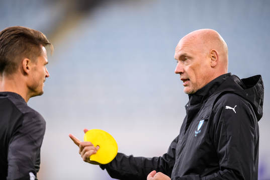 Markus Rosenberg speaks with Uwe Rösler, head coach of