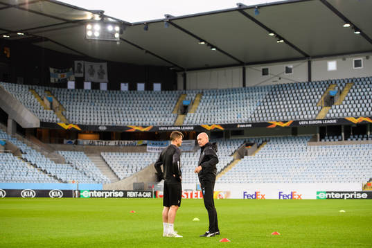 Markus Rosenberg speaks with Uwe Rösler, head coach of