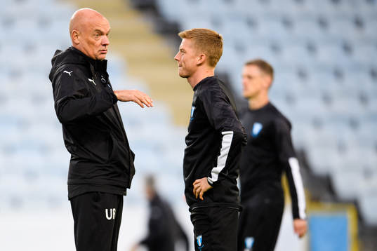 Uwe Rösler, head coach speaks with Anders Christiansen of
