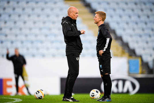 Uwe Rösler, head coach speaks with Anders Christiansen of