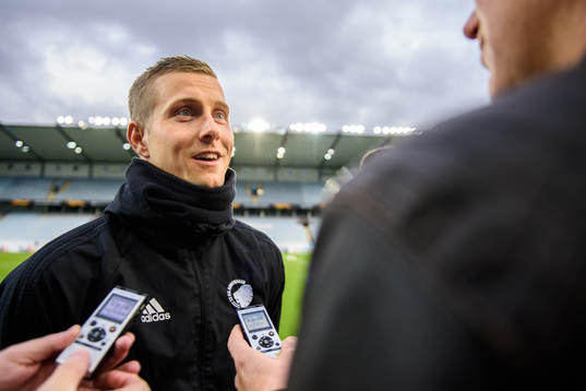 Karl-Johan Johnsson goalkeeper of FC Köpenhamn talks with