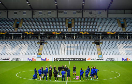 Ståle Solbakke, head coach of FC Köpenhamn speaks with