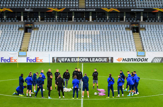 Ståle Solbakke, head coach of FC Köpenhamn speaks with