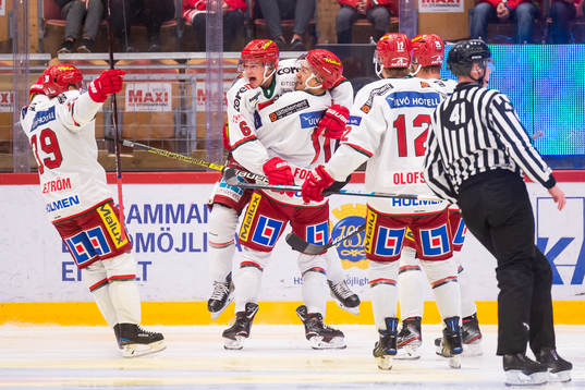 Modos Mattias Norlinder jublar med lagkamrater