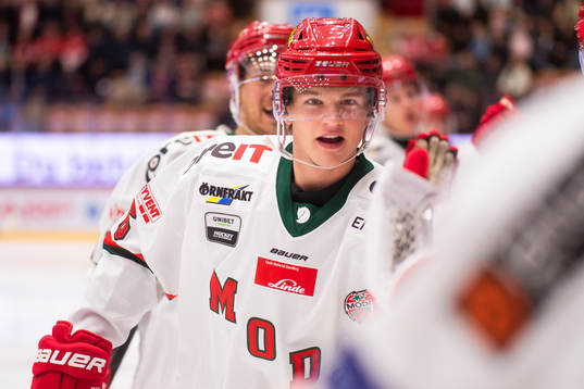 Modos Mattias Norlinder jublar med lagkamrater