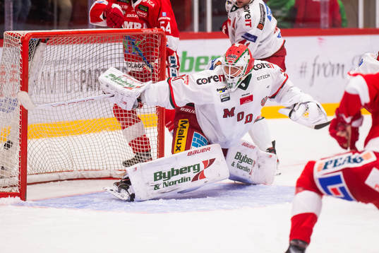 Timrås Jens Lööke gör 1-1 bakom Modos Linus Pettersson