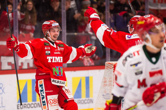 Timrås Jonathan Dahlén jublar med målskytten till 1-1