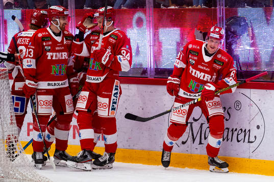 Timråspelare och Jens Lööke jublar