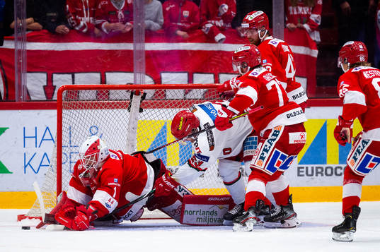 Timrås målvakt Victor Brattström och Modos Daniel