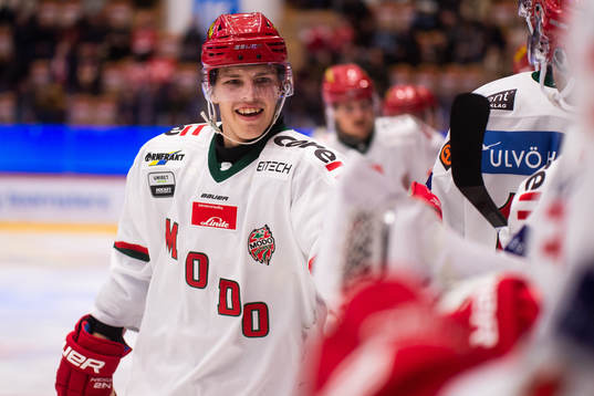 Modos Jonathan Johansson jublar