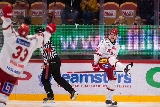 Modos Jonathan Johansson jublar