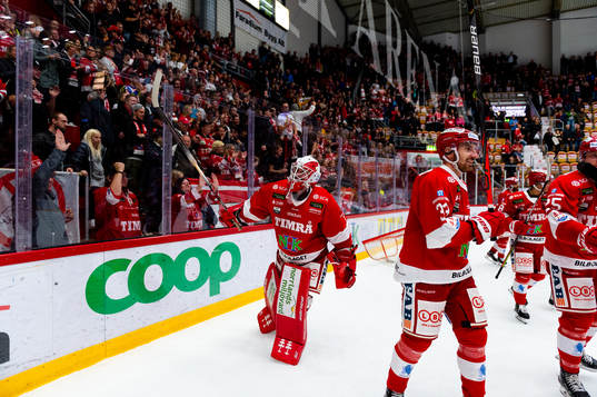 Timrås målvakt Victor Brattström jublar