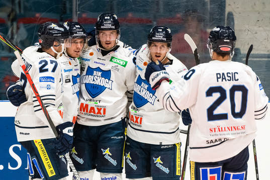 Karlskogas Jesper Kokkonen jublar med lagkamrater