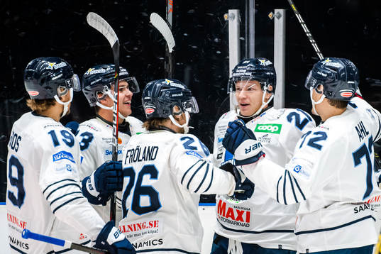 Karlskogas Tor Immo jublar med lagkamrater