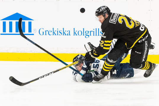 s Isac Heens i kamp om pucken