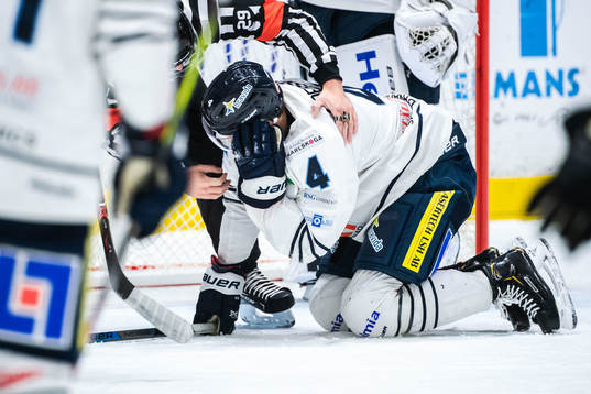 Karlskogas Alexander Leandersson har ont