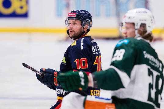 Djurgårdens Niclas Bergfors och Färjestads Linus Arnesson