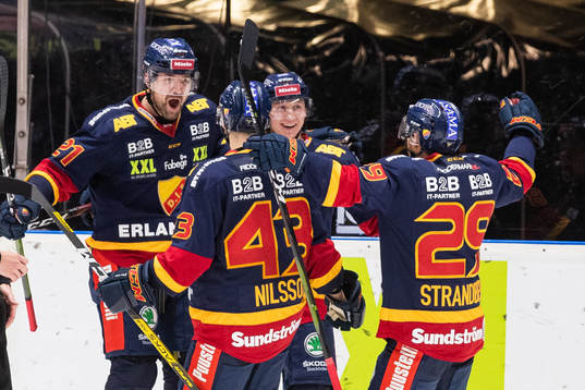 Djurgårdens Patrik Berglund jublar med Tom Nilsson och