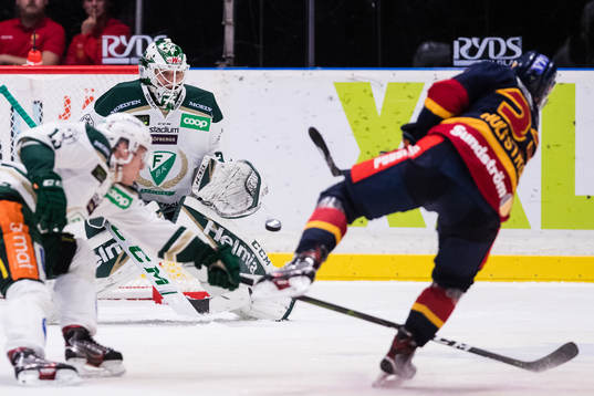 Djurgårdens Linus Hultström med ett skott mot Färjestads
