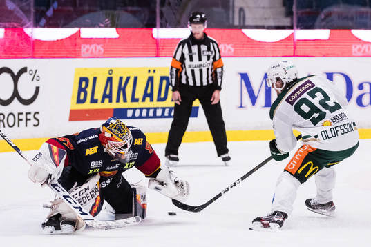 Djurgårdens målvakt Niklas Svedberg räddar en straff